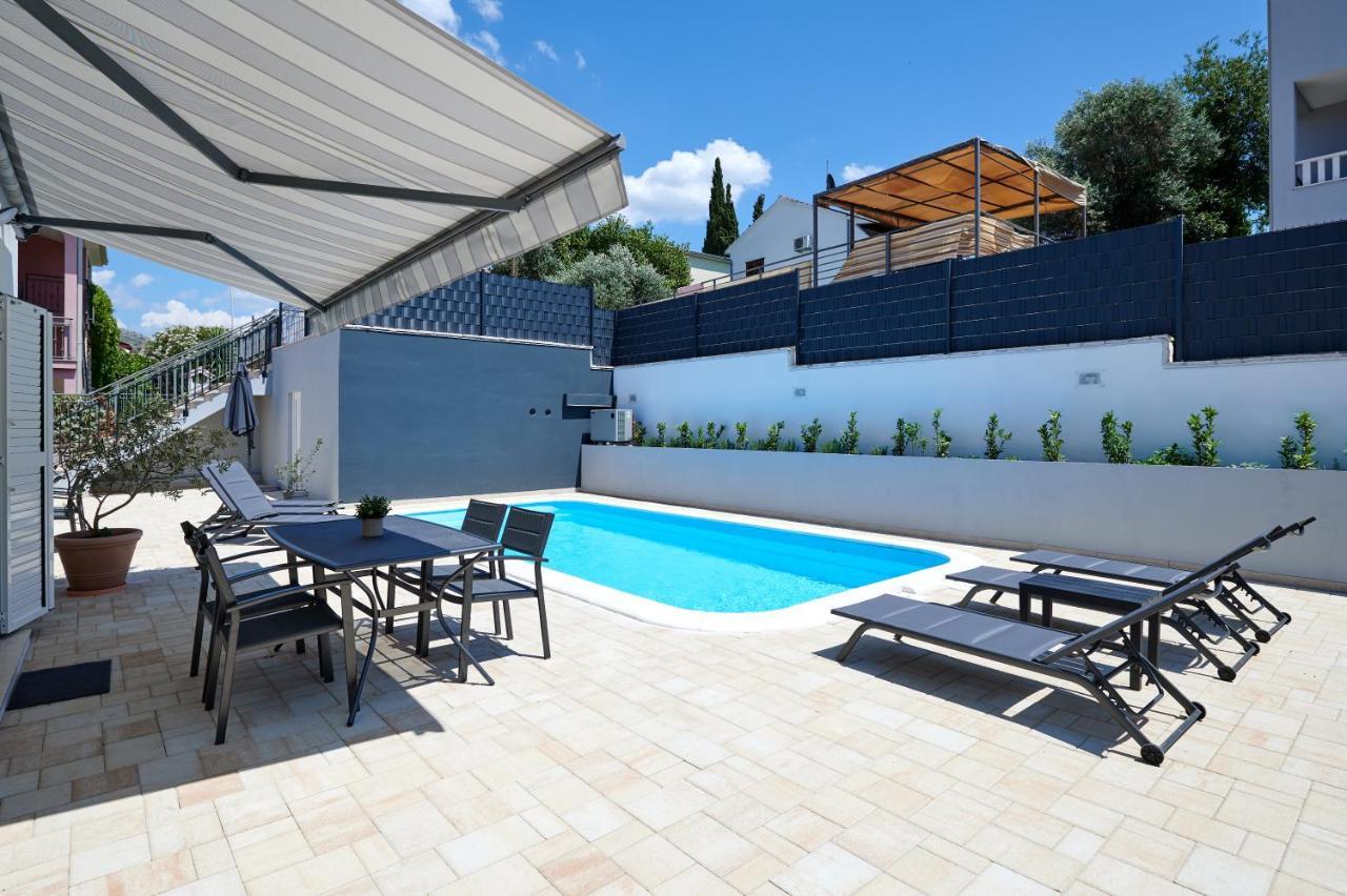 Nela & Sara - 2 Apartments With Heated Swimming Pool Seget Vranjica Exterior photo